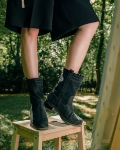 Botas Planas Carbon Con Tiradores Paula